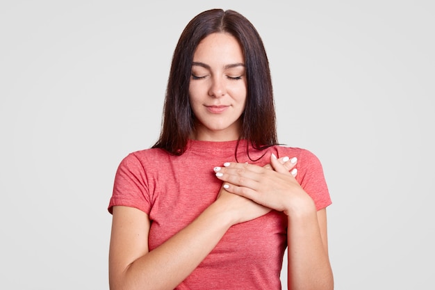 Kalm brunette vrouw met gesloten ogen