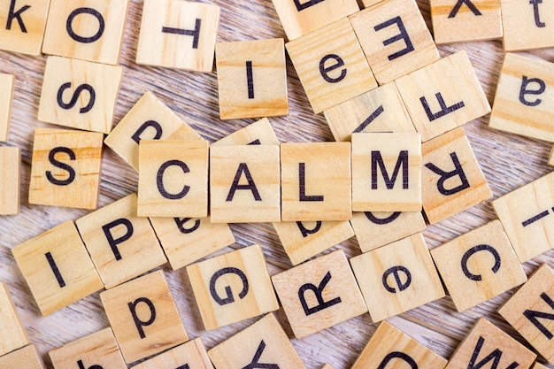 Kalm - kubus met letters, bord met houten kubussen