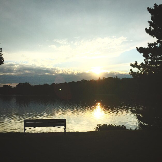 Foto kalm meer tegenover silhouetplanten