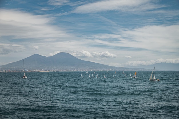 Kalme blauwe Tyrrheense Zee Uitzicht vanaf de oever van Napels naar de vulkaan Vesuvius Zeilwedstrijd