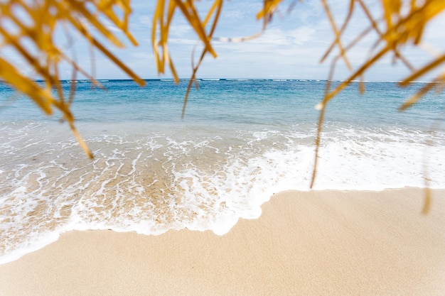 Kalme en ontspannende lege strand scène blauwe lucht en wit zand