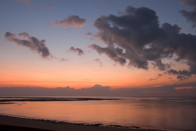 Kalme oceaan bij zonsopgang