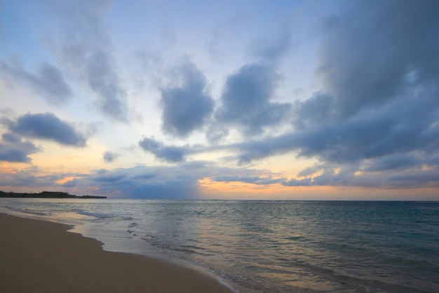 Kalme oceaan en strand op tropische zonsopgang