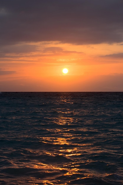 Kalme oceaan tijdens tropische zonsopgang