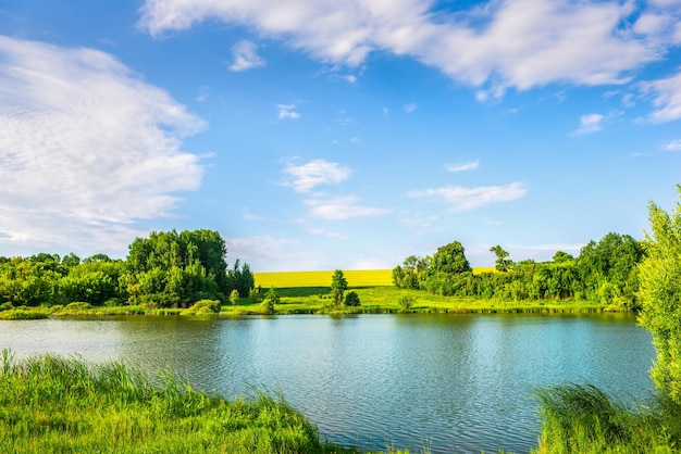 Kalme rivier bij zonnige zonsondergang in de zomer