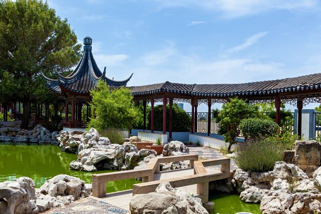 Kalme tuin, traditionele Chinese architectuur met stenen beeldentuin en meer in Malta, Santa Lucija.