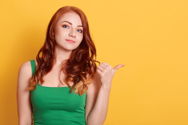 Kalme vrouw met rood haar