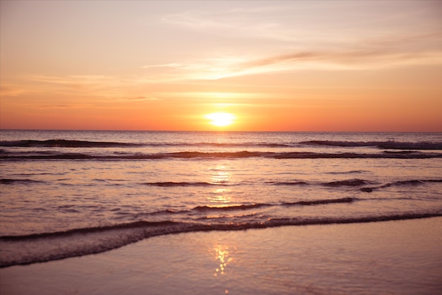 Kalme zee met zonsondergang hemel met cloud