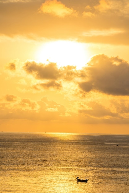 Kalme zee met zonsonderganghemel en zon door de wolken boven Kalme zee met zonsonderganghemel en zon door de wolken over Meditatie oceaan en hemelachtergrond Rustig zeegezicht Horizon over het water