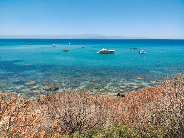 Kalme zee van de kust van Sicilië