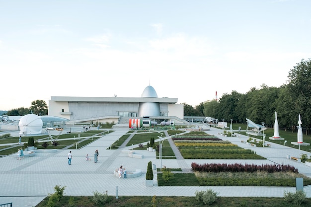 Photo kaluga cosmonautics museum-preparation for the opening of the 2nd line. rocket vostok, planetarium dome, tsiolkovsky park in front of the building, reconstruction. august 29, 2022, kaluga, russia.