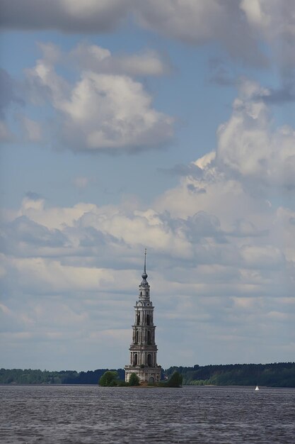 Калязинская церковь / панорамный вид Православная церковь на острове, русский пейзаж