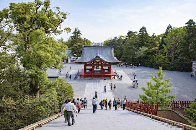 Photo kamakura, japan may - 16, 2019: tsurugaoka hachimangu shrine and gardens in kamakura, japan.