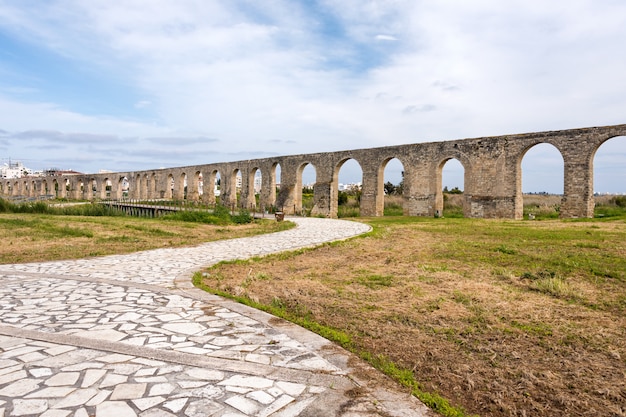 Photo kamares antique aqueduct in larnaca, cyprus. ancient roman aqueduct