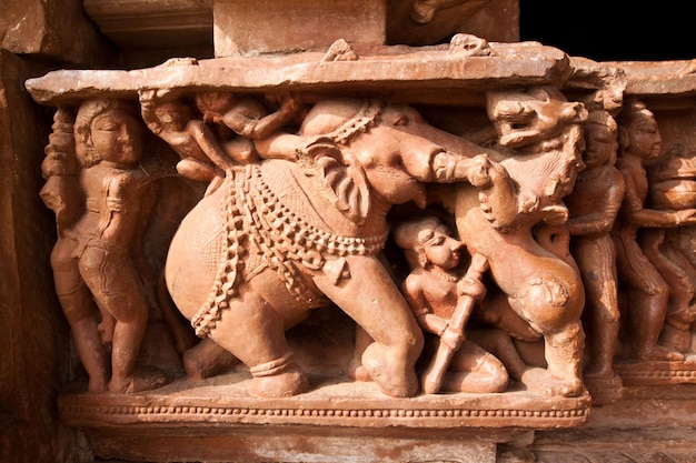 Kamasutra tempel bas-reliëfs met erotische scènes in Kajuraho, India