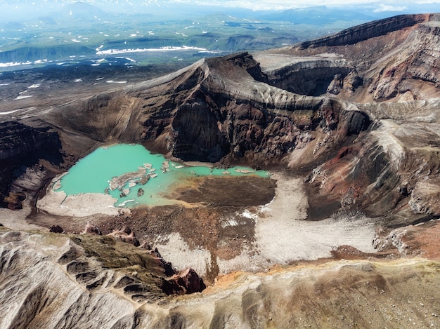 カムチャッカ半島の山頂には火山の噴火口があり、その中には火山の湖があります。