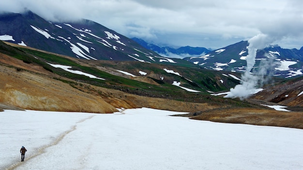 Kamchatka. foto di montagne e neve. erba verde, geyser e turisti