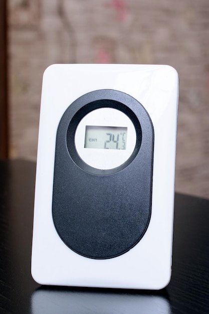 Kamer elektronische thermometer op de tafel close-up