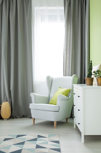 Kamer met fauteuil en dressoir