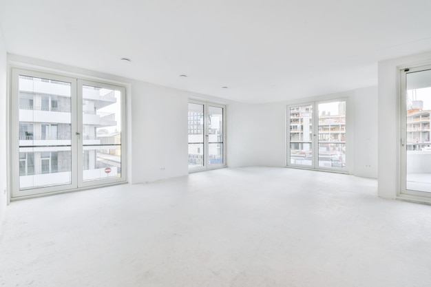 Kamer met ramen in een elegant appartement