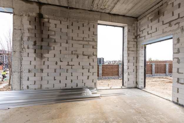 Kamer zonder afwerking. Nieuw project in het nieuwe huis. Bouw en verhuur van kantoren.