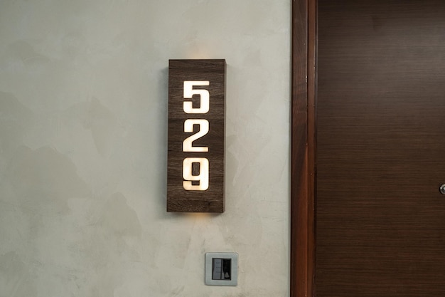 Kamernummer of naambordje op de houten muur voor hotel of resort