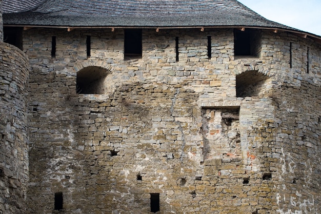 Photo kamianets podilskyi fortress built in the 14th century. view of the  fortress wall with towers at early springtime, ukraine.