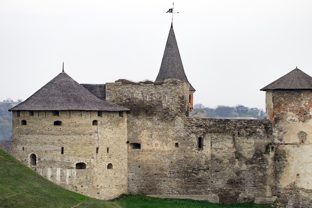 Каменец-Подольская крепость 14 века. Вид на крепостную стену с башнями в начале весны, Украина.