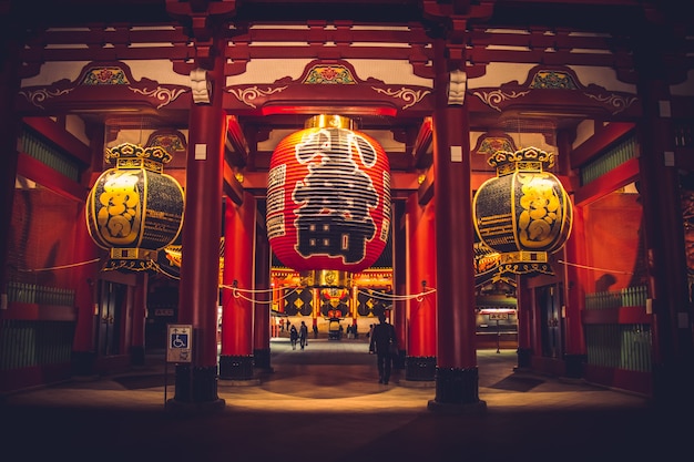 Sensoji-ji Temple-Tokyo의 아사쿠사 지구의 야간 조명에 Kaminarimon 게이트