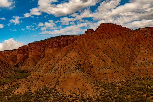 Kammen en kliffen van de Badland de los Coloraos in het Geopark van Granada.