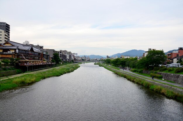 Photo kamo river in kyoto japan