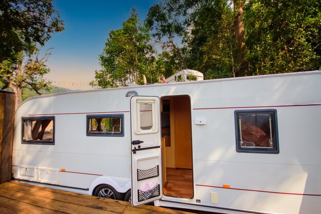 Kampeerauto op een met gras begroeide camping onder prachtige zonsondergang