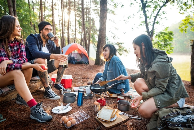 Kampeerders maken ontbijt op de camping