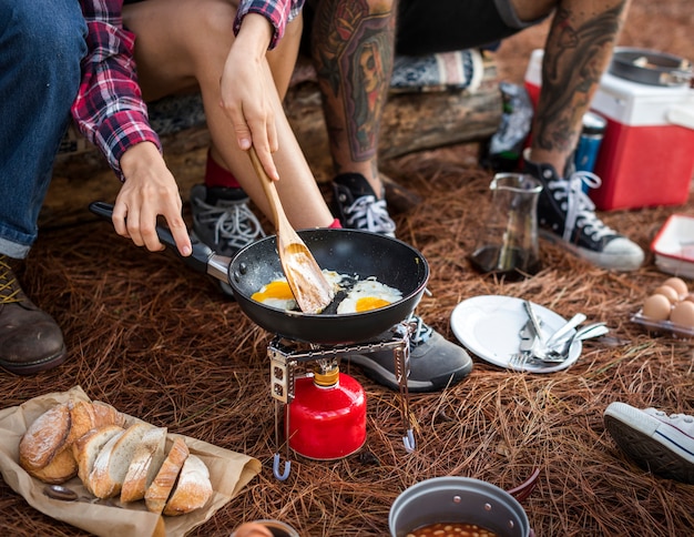 Kampeerders maken ontbijt op de camping