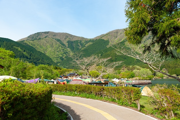 kampeertenten in nationaal park fujihakoneizu meer tanuki camping in fujinomiya stad japaniya