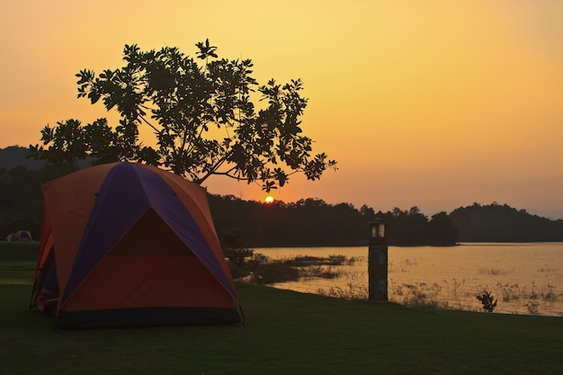 Foto kampeerterrein en zonsondergang aan het meer