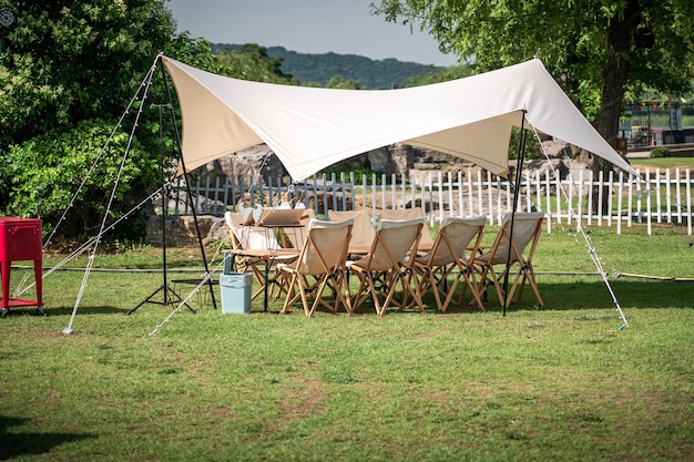 Kampeeruitrusting voor buiten zoals tenten, tafels en stoelen