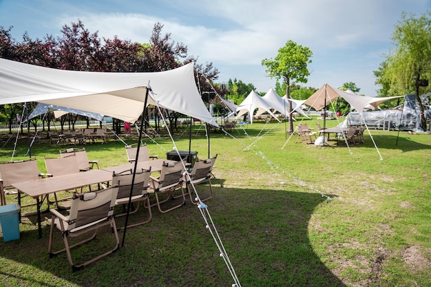 Kampeeruitrusting voor buiten zoals tenten, tafels en stoelen