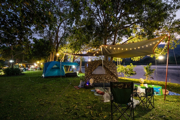 Kamperen en tent in natuurpark in avondtijd