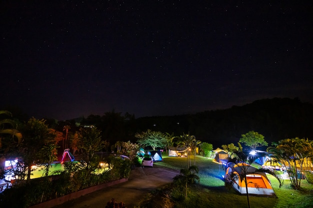 Kamperen en tent in natuurpark 's nachts