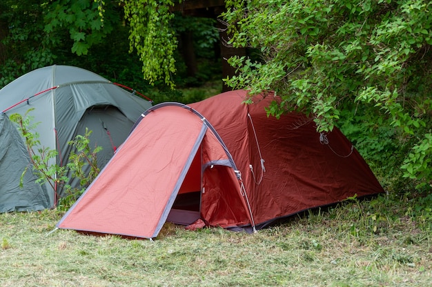 Kamperen en tent onder het bos. Kampeertent op een camping in een bos