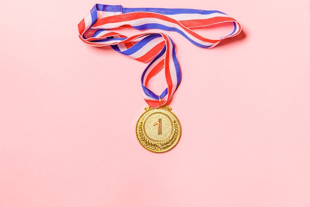 Kampioen gouden trofee medaille geïsoleerd op roze background