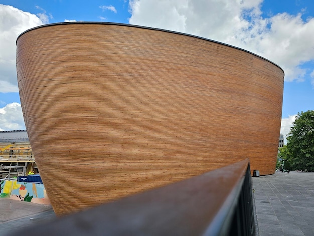 Foto cappella del silenzio di kamppi a helsinki, finlandia