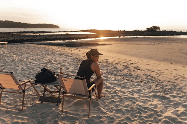 Kampstoelen op het strand in de avond