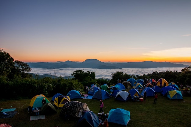 Kamptenten bij zonsondergang