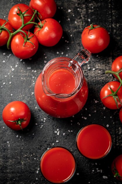 Foto kan met tomatensap op tafel