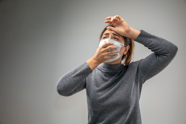 Kan niet ademen. Blanke vrouw die het adembeschermingsmasker draagt tegen luchtvervuiling en stofdeeltjes overschrijden de veiligheidslimieten. Gezondheidszorg, milieu, ecologie concept. Allergie, hoofdpijn.