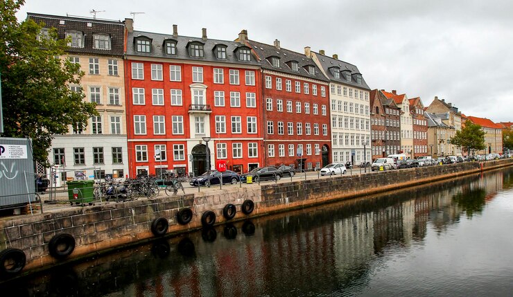 Foto kanaal dat door de stad loopt