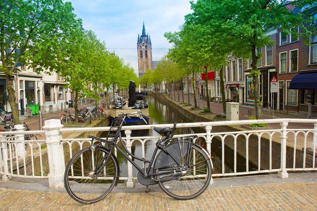 Kanaal en oude kerk vallende toren van delft, holland