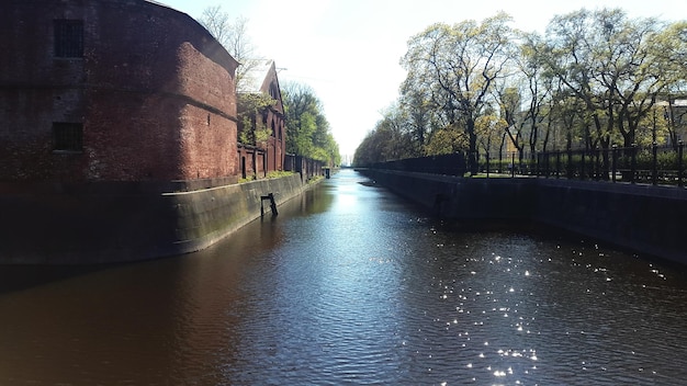 Foto kanaal langs gebouwen